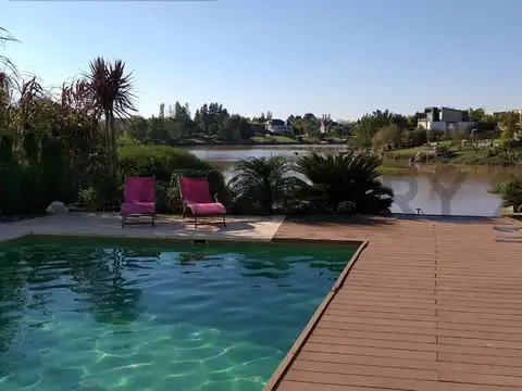 Casa en Alquiler con 2 cocheras