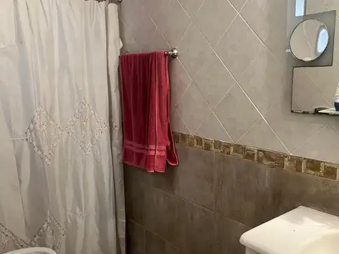 Casa 3 ambientes en Caseros, con quincho, balcon y terraza