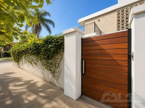 Casa en Venta con 3 cocheras