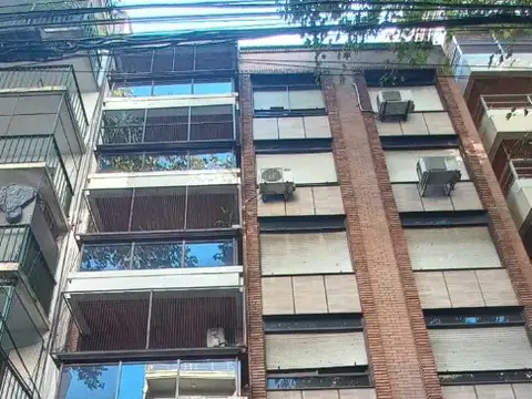 3 ambientes contra Frente con balcón, espacio guarda coche, 1 baño y toilette