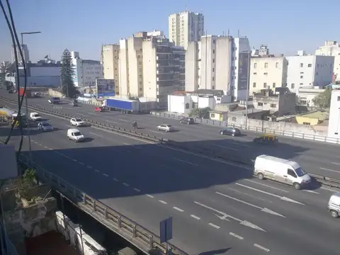 Luminoso monoambiente al contrafrente.