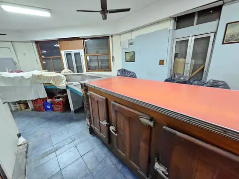 Local comercial con vivienda - Pompeya- venta