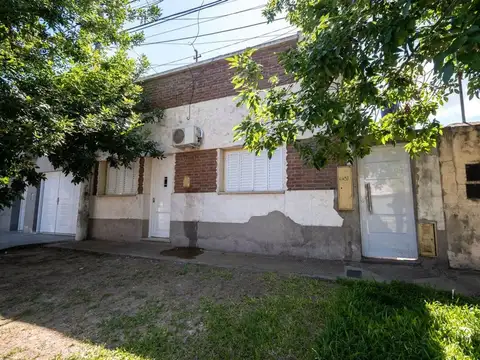 CASA CON PATIO A MTS DE GRAL. PAZ