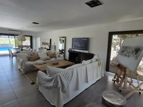 Casa en Venta con 2 cocheras