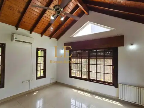 Casa en Venta con 3 cocheras