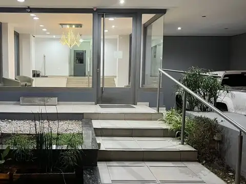 SE ALQUILA COCHERA CUBIERTA, SUBSUELO EN EDIFICIO DE CATEGORIA