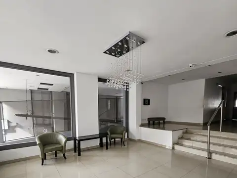 SE ALQUILA COCHERA CUBIERTA, SUBSUELO EN EDIFICIO DE CATEGORIA