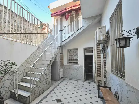 CASA EN PH DE 2 DORMITORIOS Y COCHERA EN ABASTO