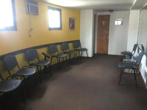 Consultorio al frente. Apto profesional. Auditorio. Recepcionista