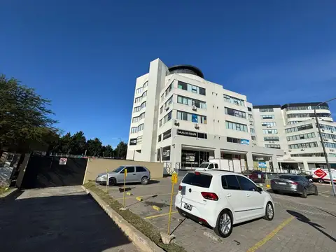 Venta Local Comercial en Esquina c/17 cocheras.-