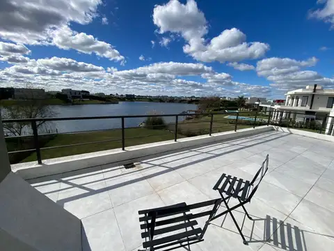Casa al lago en San Sebastian, Area 5  / 3 dormitorios/ 193 m2 construidos.