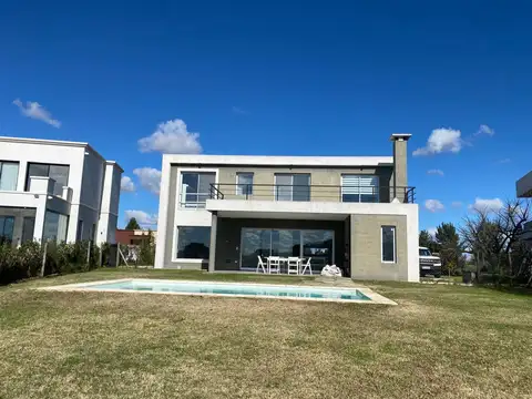 Casa 4 ambientes con 3 baños