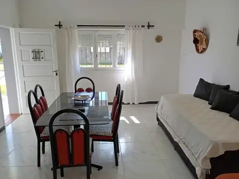 Alquiler 12 meses casa 4 ambientes en Miramar. Barrio Las Palmas