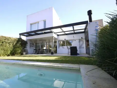 CASA EN VENTA EN CITY BELL - 4 DORMITORIOS - PARQUE CON PILETA
