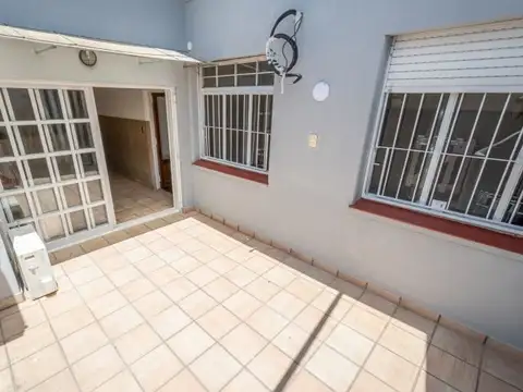 Depto Tipo Casa en Alquiler en Monte Castro, $ 1.400.000