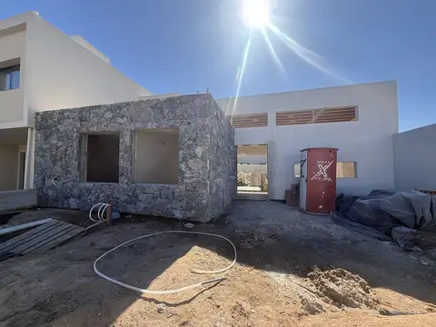 VENTA CASA A ESTRENAR EN QUEBRADAS DE MANANTIALES