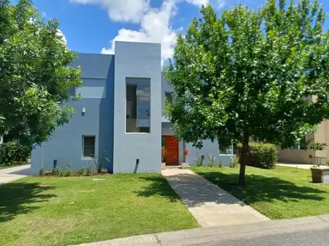 Casa 5 ambientes con 5 baños