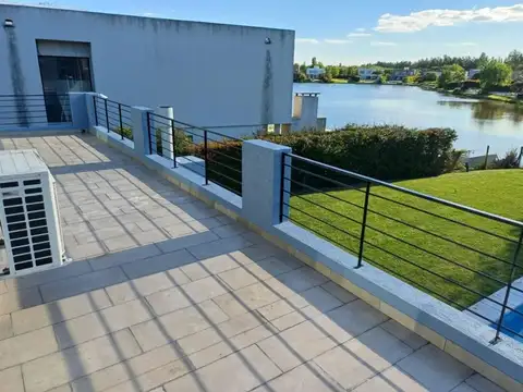 Casa en Alquiler Temporal con 5 cocheras