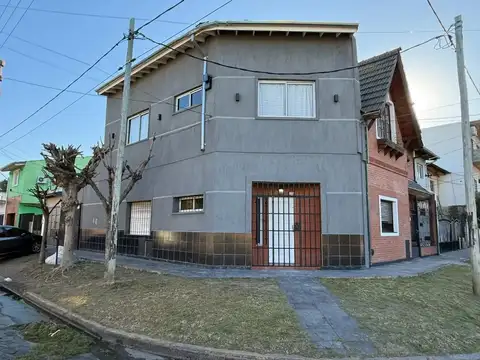Departamento tipo casa en venta en Villa Luzuriaga