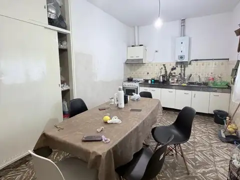 Casa 8 ambientes con 2 baños