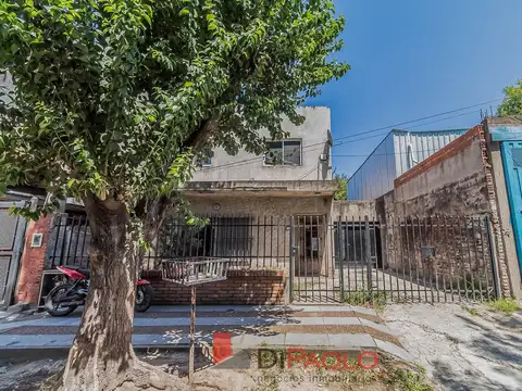 Casa de 4 ambientes con cochera y jardin en V. Bonich