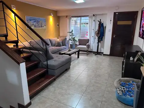 CASA PH VENTA CUATRO AMBENTES PATIO Y JARDIN. APTO CREDITO