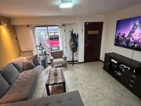 CASA PH VENTA CUATRO AMBENTES PATIO Y JARDIN. APTO CREDITO