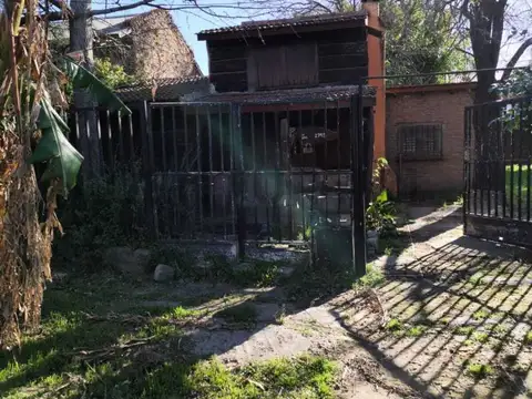 Casa a reciclar sobre un lote de 540 metros cuadrados a 100 metros del Rio en Granadero Baigorria, (