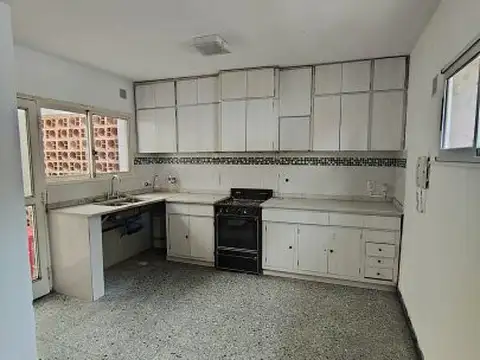 Casa en planta alta de 3 dormitorios - Pasco 1979