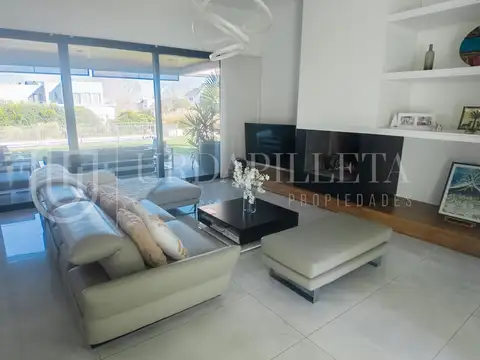 Casa 5 ambientes con 4 baños