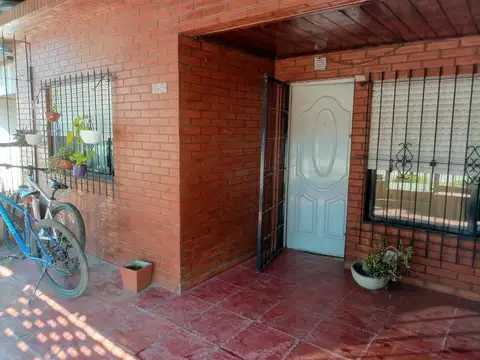 Casa 4 ambientes muy comoda + departamento en moreno