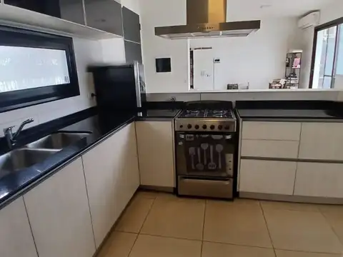 Casa 7 ambientes con 2 baños