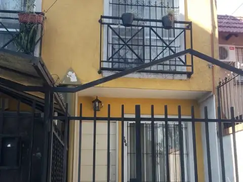 HERMOSO TRIPLEX 3 AMBIENTES EN VENTA CON COCHERA EN RAMOS MEJIA SUR