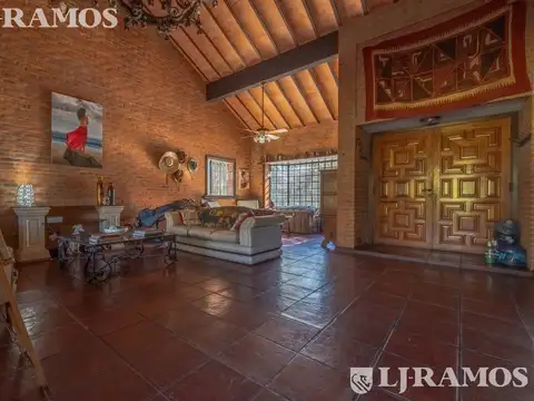Casa 8 ambientes con 3 baños