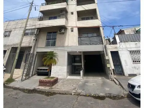 Cochera cubierta en edificio - Barrio Cinco Esquinas