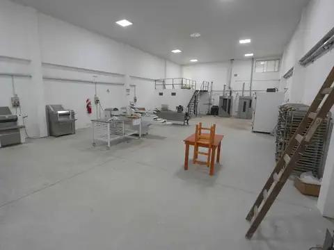 Galpon NUEVO oficinas vestuarios gas natural