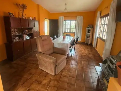Casa 4 ambientes con 2 baños