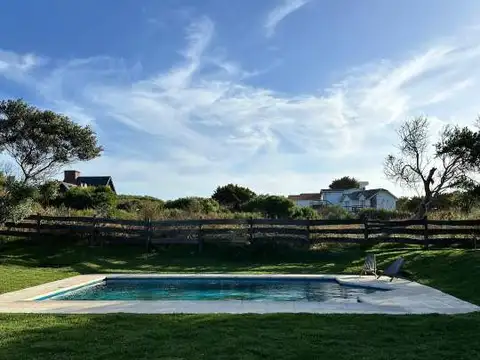 En Cariló | Casa de Piedra (a pasos del mar ) A1 .-