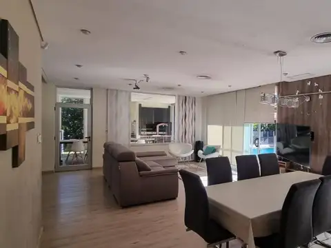 Casa 5 ambientes con 4 baños