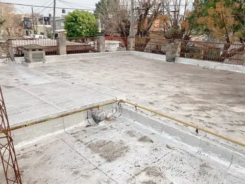 CASA 2 DORMITORIOS CON PATIO ESMERALDA Y AV. URIBURU