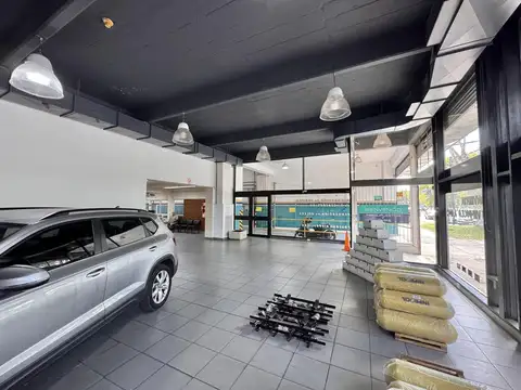 Local comercial con gran galpón