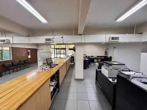 Local comercial con gran galpón
