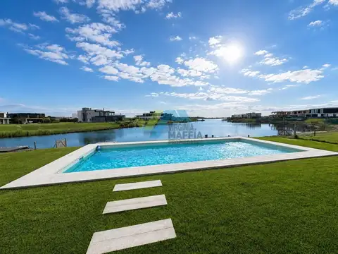 Casa en dos plantas con pileta a la laguna - COSTAS PUERTOS DEL LAGO