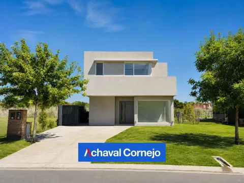 Casa en Venta con 3 cocheras