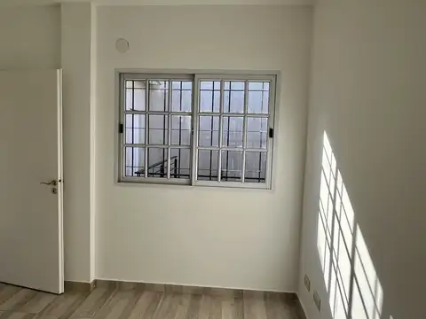 IMPECABLE DEPARTAMENTO 2 AMBIENTES POR ESCALERA