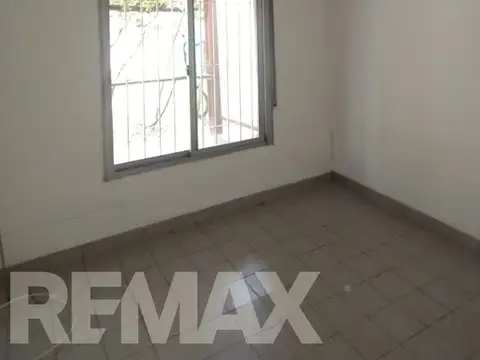 Casa 6 ambientes con 1 baño