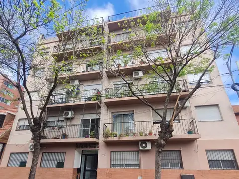 Departamento 3 ambientes con patio impecable, reciclado a nuevo