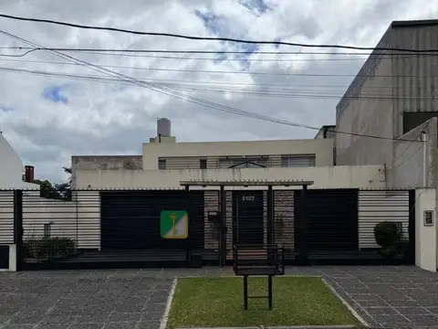 VENTA importante inmueble de 5 ambientes en destacado lote de V. Ballester.