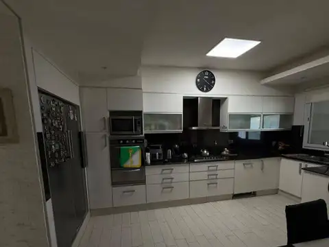 A la VENTA importante inmueble de 5 ambientes en destacado lote de V. Ballester.