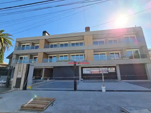 EXCELENTE DEPTO. 4 AMBIENTES CON COCHERAS, BALCÓN Y BAULERA